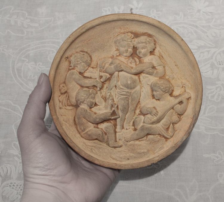 Médaillon en terre cuite 'Putti musiciens', travail italien,  fin 19ème siècle