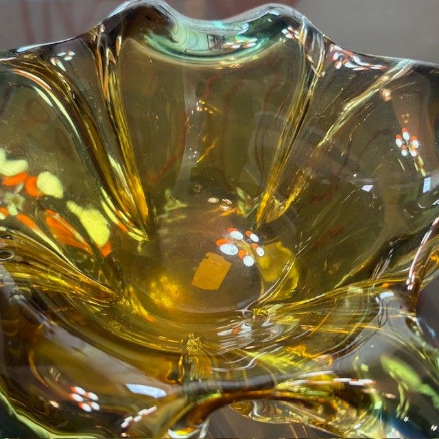 Gelber Tafelaufsatz aus Muranoglas, getaucht 1970er Jahre. Durchmesser cm 20
