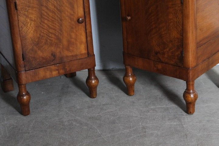 Antike Paar schöne Nachttische L. Filippo . Mittelitalien. 1850 Blond Nussbaum. Messen 42 x cm 39 h81
