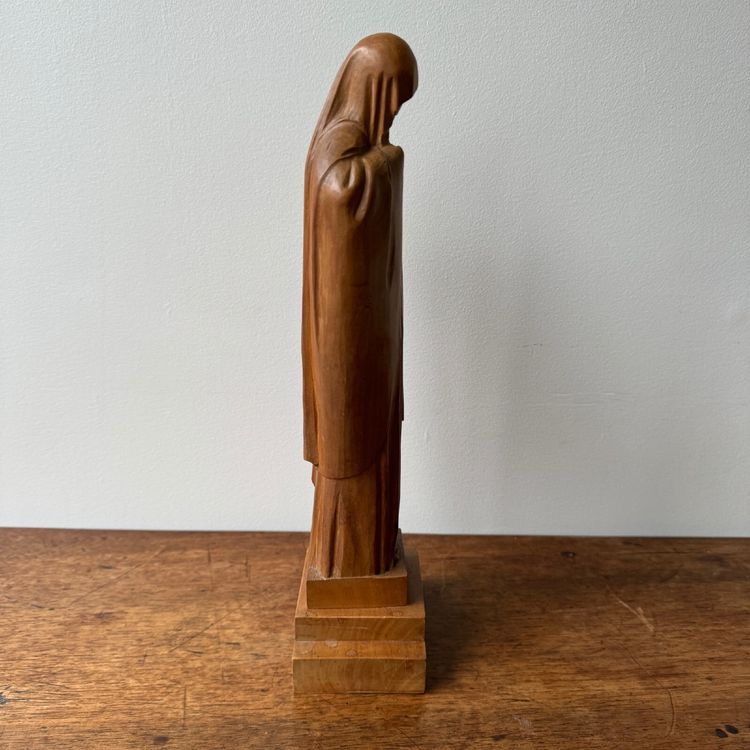 Virgin in carved wood by Lucienne Heuvelmans (1881-1944)