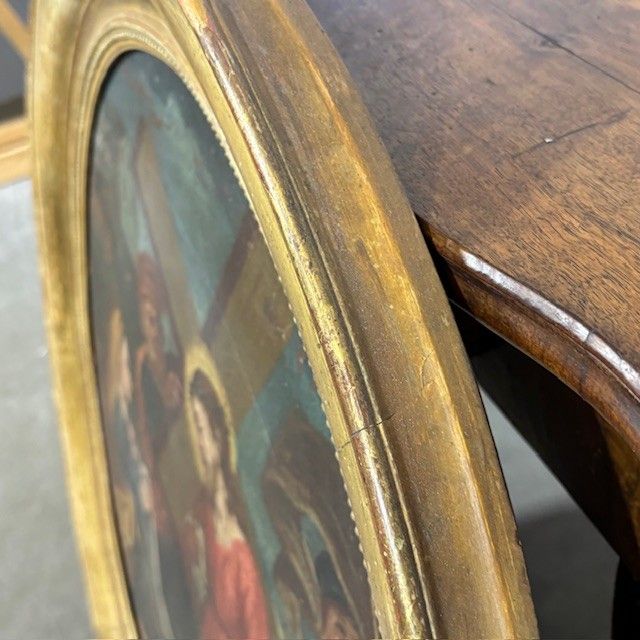 Antico dipinto olio su tela Ovale XVIII sec Gesù e il Cireneo. Cornice foglia oro . Mis 88 x cm 76 