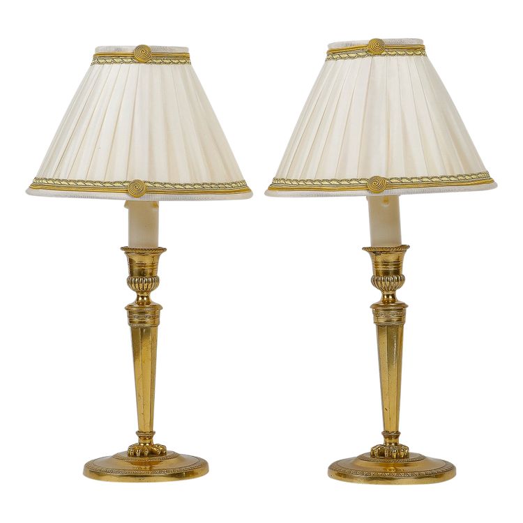 Paire de flambeaux d’époque Directoire en bronze ciselé et doré, montée en lampes