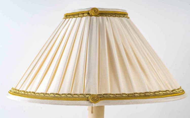 Coppia di candelabri del periodo della Restaurazione in bronzo dorato e cesellato montati come lampade, 1820-1830 ca.
