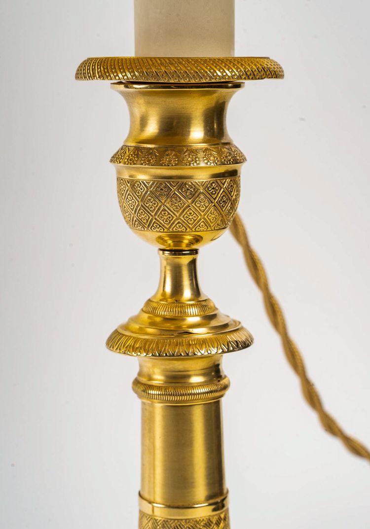 Coppia di candelabri del periodo della Restaurazione in bronzo dorato e cesellato montati come lampade, 1820-1830 ca.