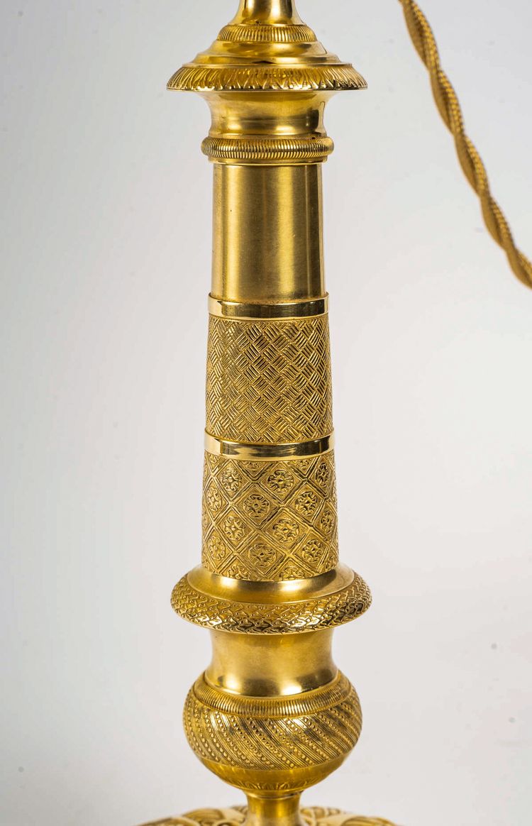 Coppia di candelabri del periodo della Restaurazione in bronzo dorato e cesellato montati come lampade, 1820-1830 ca.