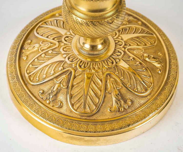 Coppia di candelabri del periodo della Restaurazione in bronzo dorato e cesellato montati come lampade, 1820-1830 ca.