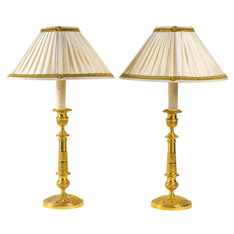 Coppia di candelabri del periodo della Restaurazione in bronzo dorato e cesellato montati come lampade, 1820-1830 ca.