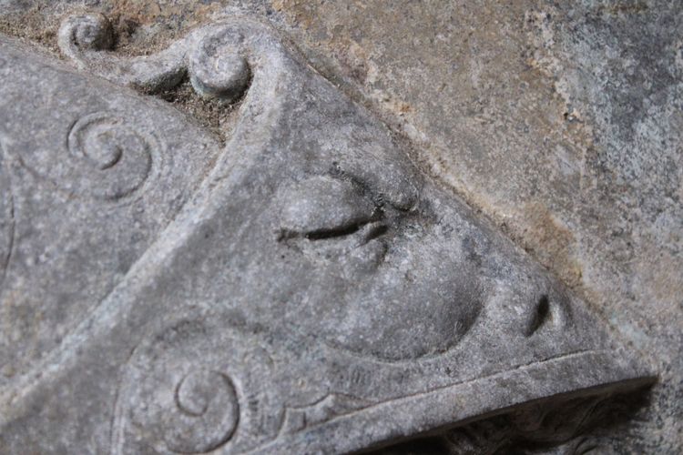 Rilievo in metallo, busto di Atena guerriera, XX secolo