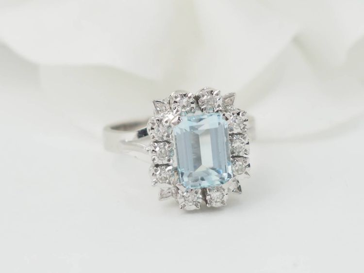 Ring in white gold, aquamarine and diamonds