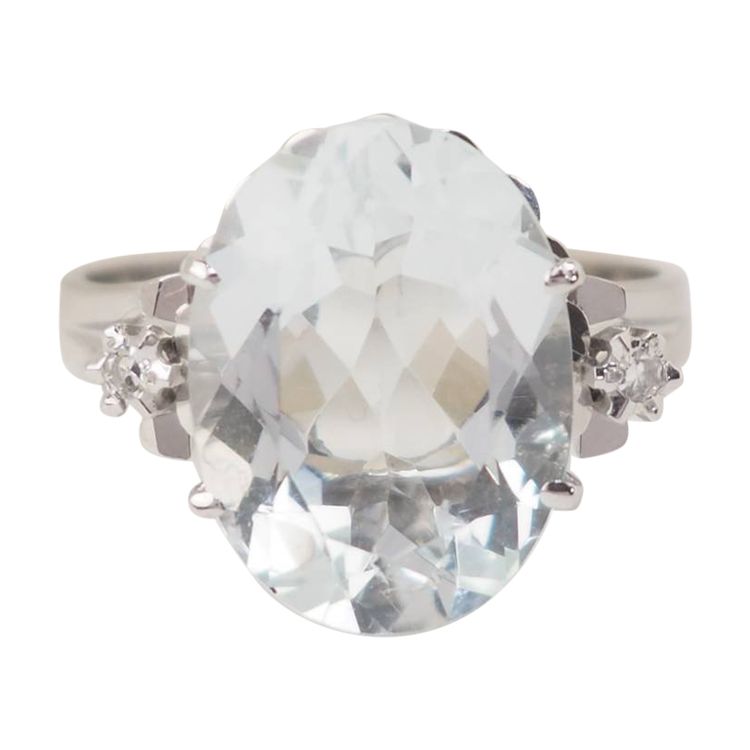 White gold, oval aquamarine and diamond ring