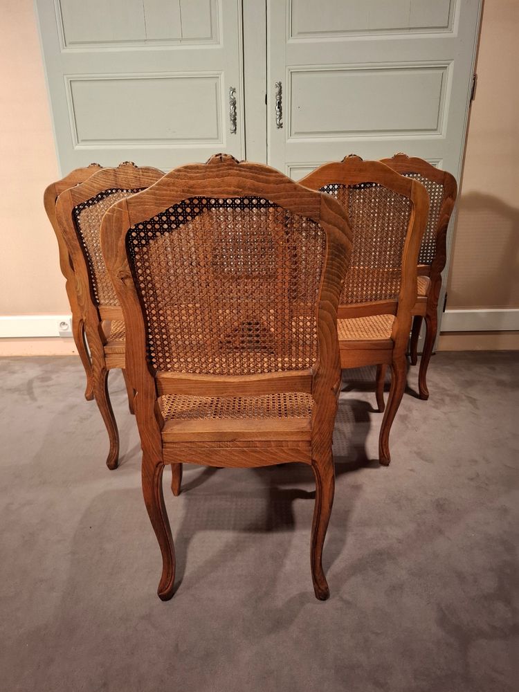 Suite de six chaises cannées en hêtre de style Louis XV.
