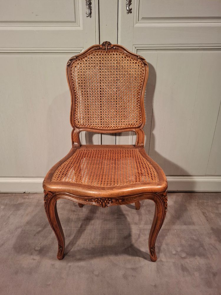 Suite de six chaises cannées en hêtre de style Louis XV.
