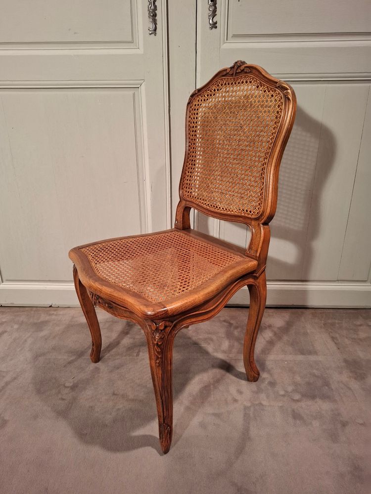 Suite de six chaises cannées en hêtre de style Louis XV.