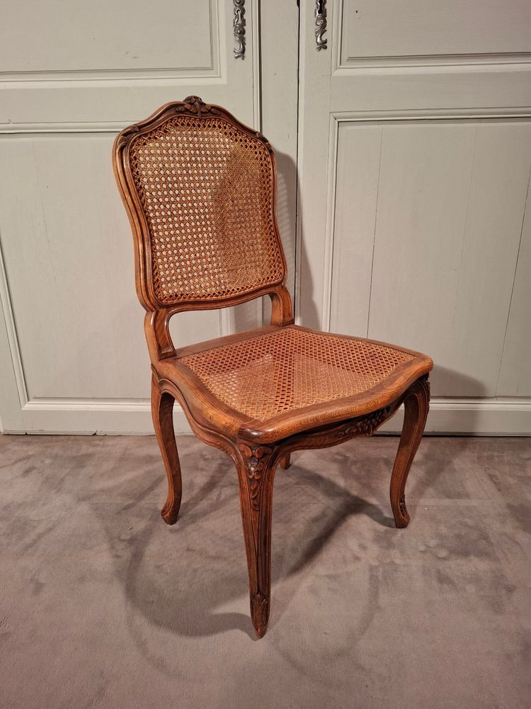Suite de six chaises cannées en hêtre de style Louis XV.