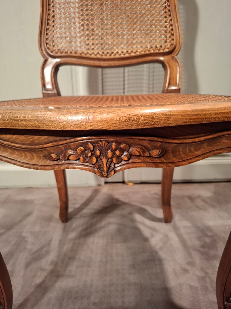 Suite de six chaises cannées en hêtre de style Louis XV.