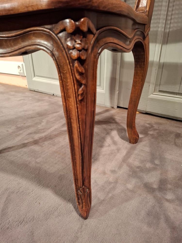 Suite de six chaises cannées en hêtre de style Louis XV.