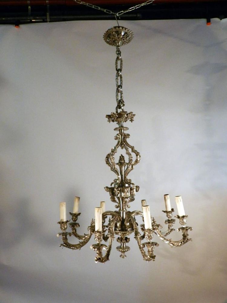 Grande lampadario in bronzo argentato del XIX secolo con decorazioni a figure
