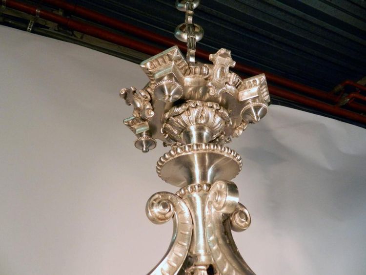 Grande lampadario in bronzo argentato del XIX secolo con decorazioni a figure