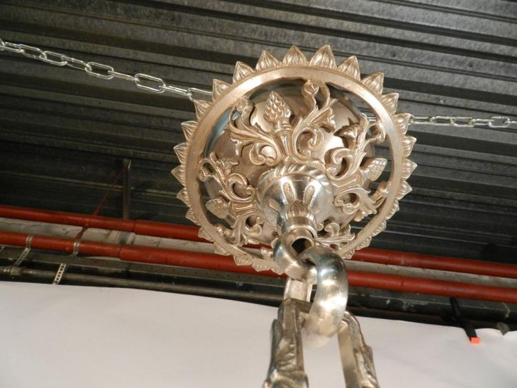 Grande lampadario in bronzo argentato del XIX secolo con decorazioni a figure