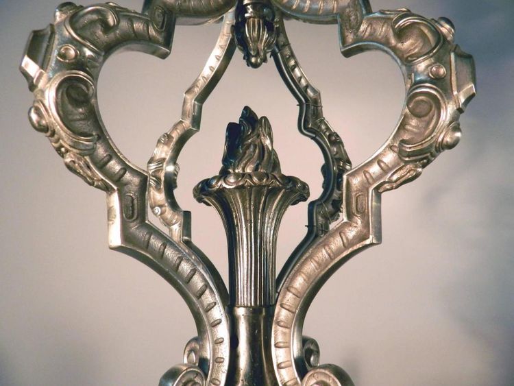 Grande lampadario in bronzo argentato del XIX secolo con decorazioni a figure