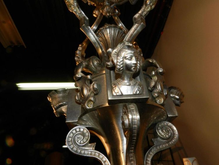 Grande lampadario in bronzo argentato del XIX secolo con decorazioni a figure