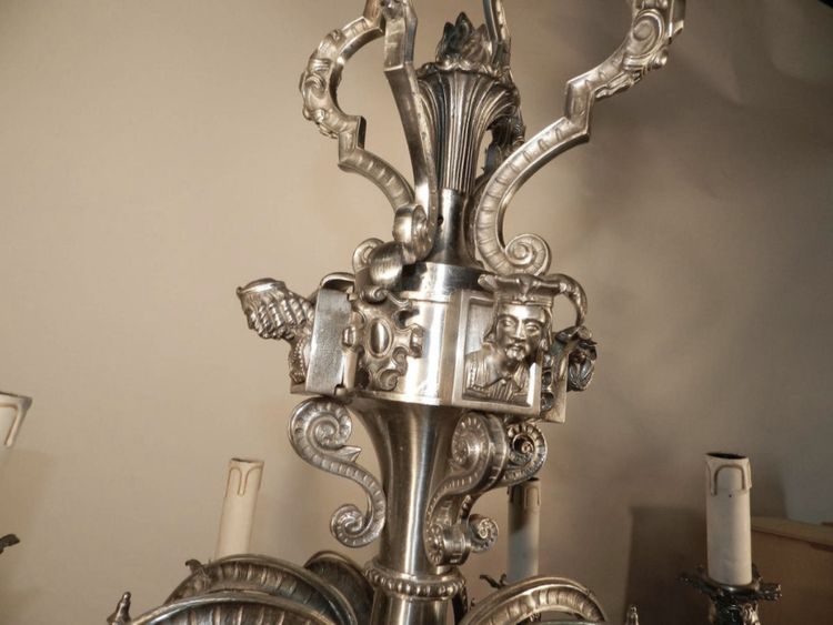 Grande lampadario in bronzo argentato del XIX secolo con decorazioni a figure