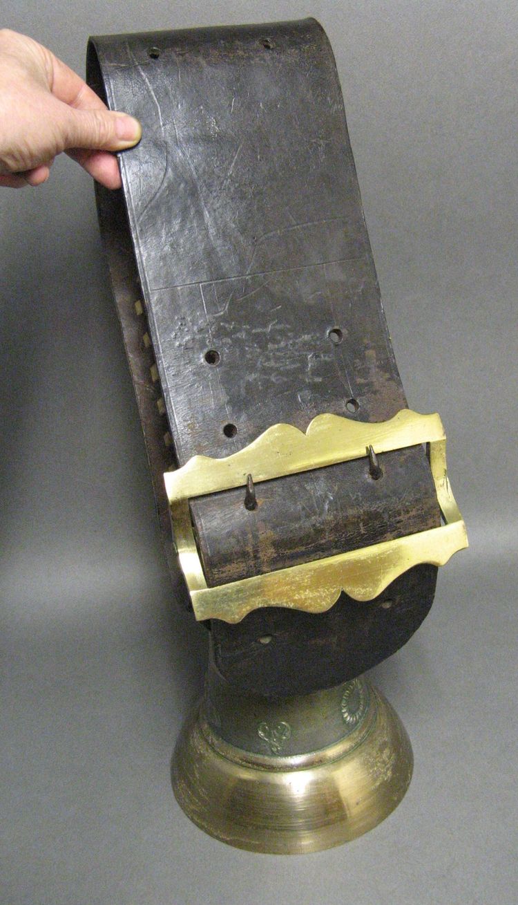 Cloche De Vache Obertino en bronze avec son collier. 