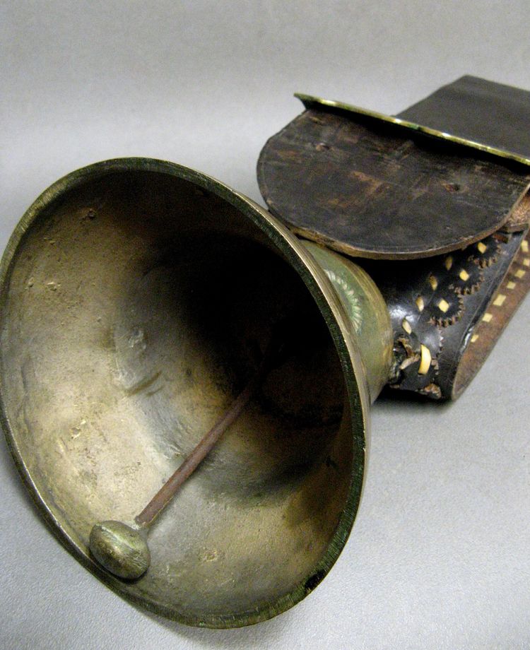Cloche De Vache Obertino en bronze avec son collier. 