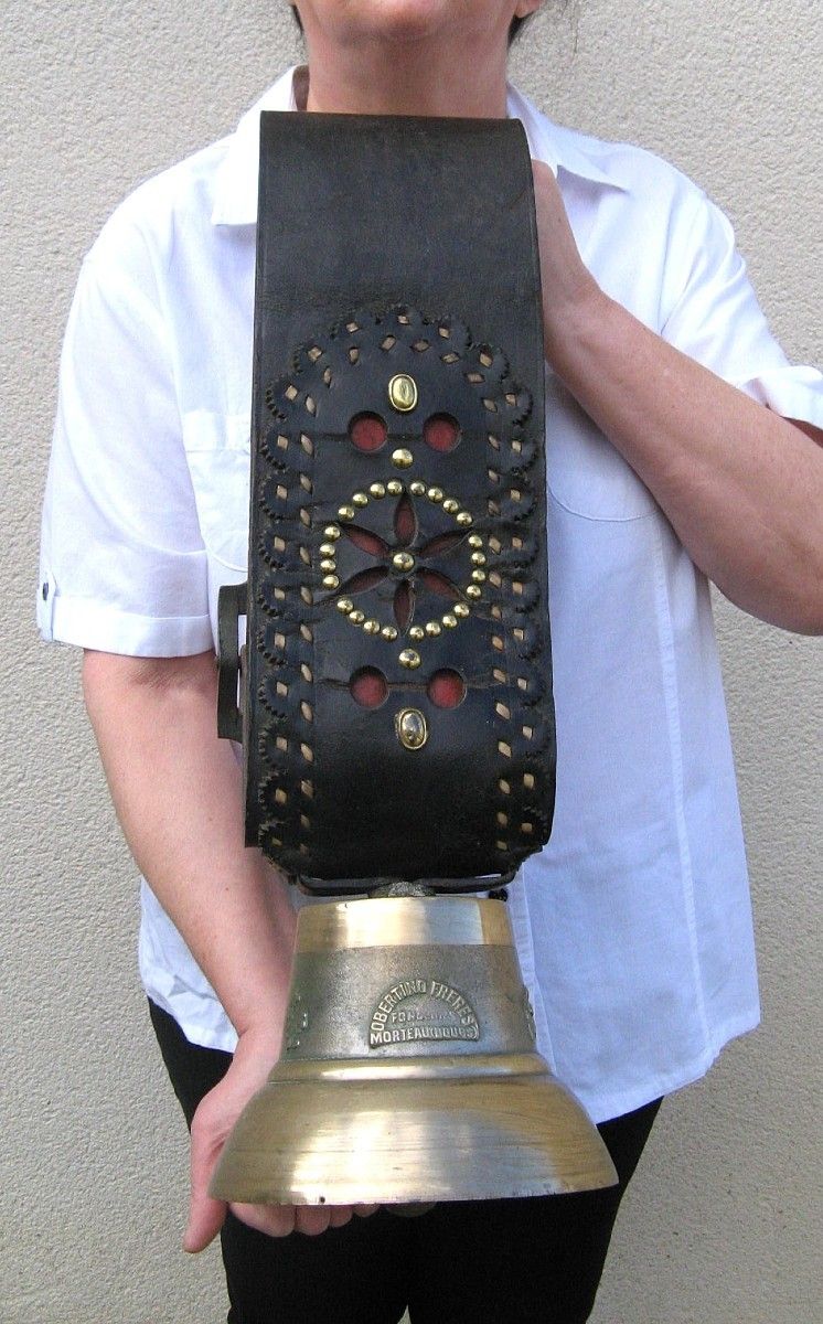 Cloche De Vache Obertino en bronze avec son collier. 