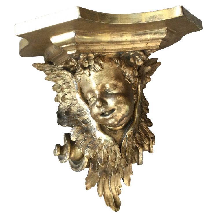 Une console murale en bois doré à tête d'angelot.