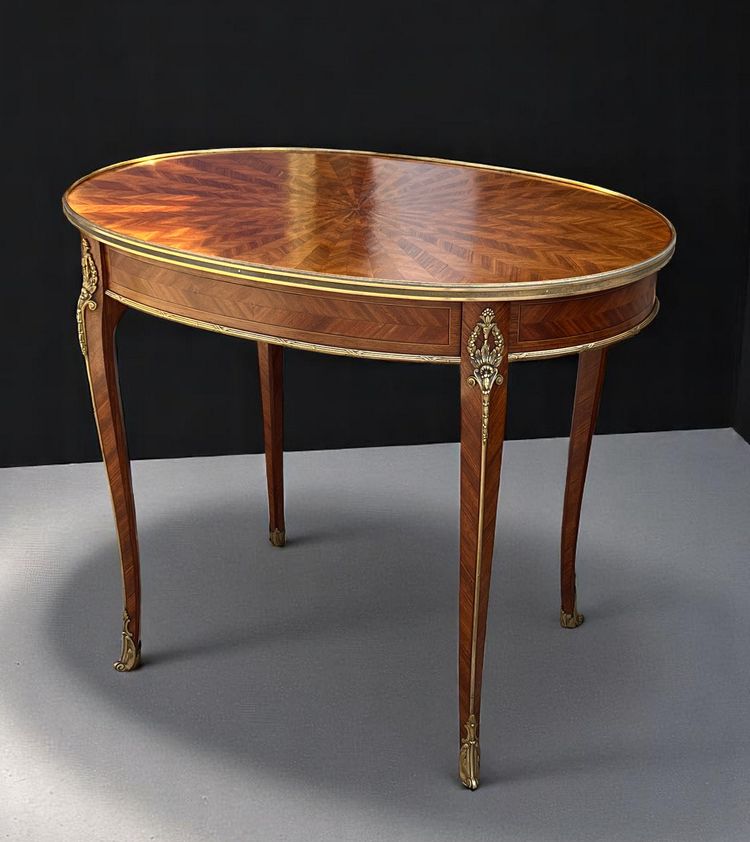 TABLE D'APPOINT DU XIXe DE STYLE LOUIS XV EN MARQUETERIE ORNÉ DE BRONZE DORÉ