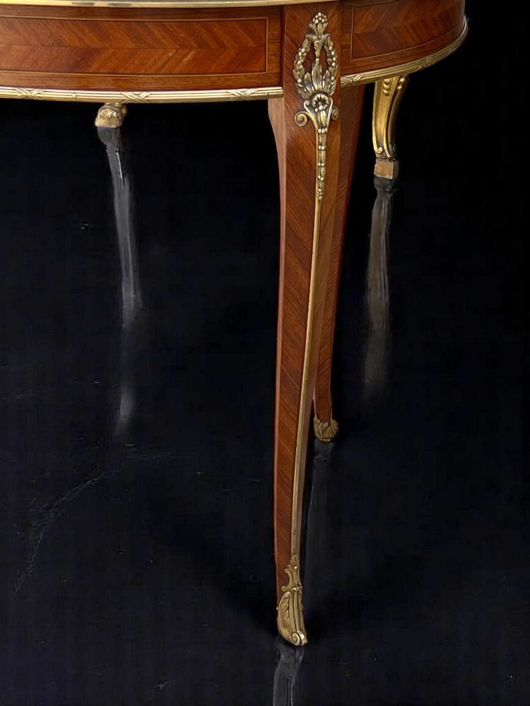 TABLE D'APPOINT DU XIXe DE STYLE LOUIS XV EN MARQUETERIE ORNÉ DE BRONZE DORÉ
