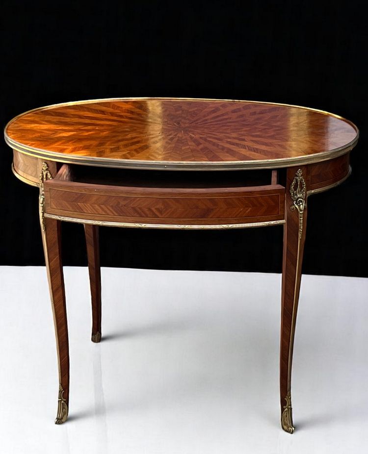 TABLE D'APPOINT DU XIXe DE STYLE LOUIS XV EN MARQUETERIE ORNÉ DE BRONZE DORÉ