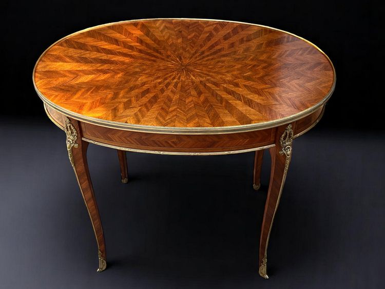 TABLE D'APPOINT DU XIXe DE STYLE LOUIS XV EN MARQUETERIE ORNÉ DE BRONZE DORÉ