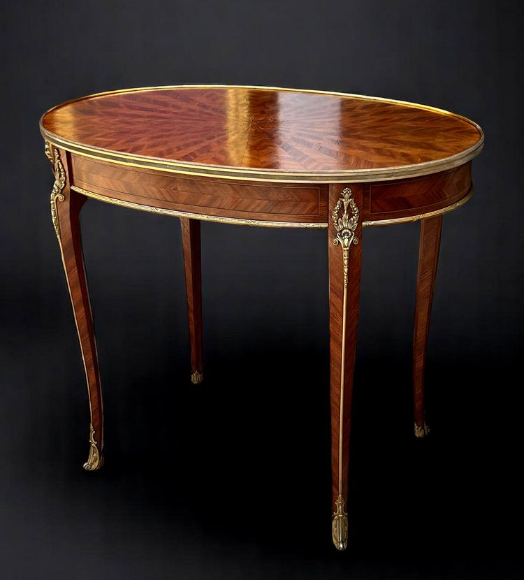 TABLE D'APPOINT DU XIXe DE STYLE LOUIS XV EN MARQUETERIE ORNÉ DE BRONZE DORÉ