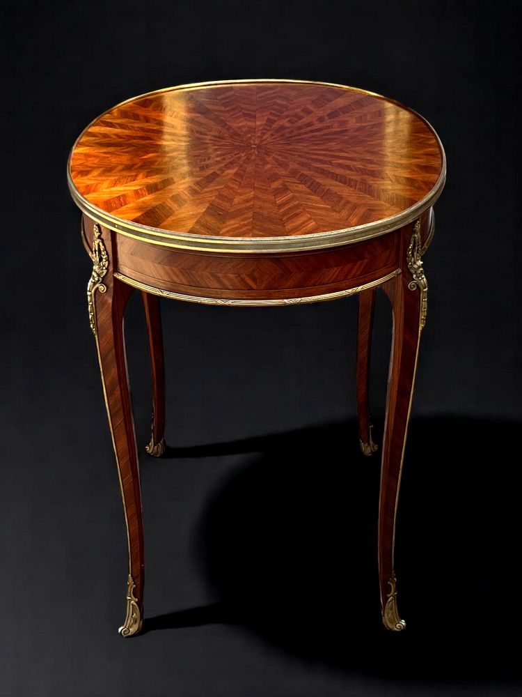 TABLE D'APPOINT DU XIXe DE STYLE LOUIS XV EN MARQUETERIE ORNÉ DE BRONZE DORÉ