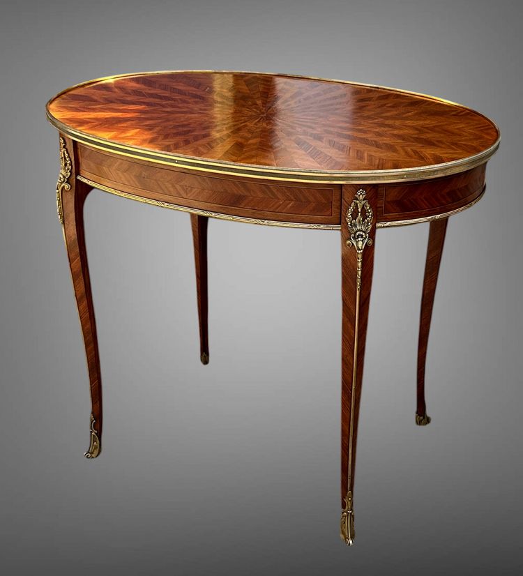 TABLE D'APPOINT DU XIXe DE STYLE LOUIS XV EN MARQUETERIE ORNÉ DE BRONZE DORÉ