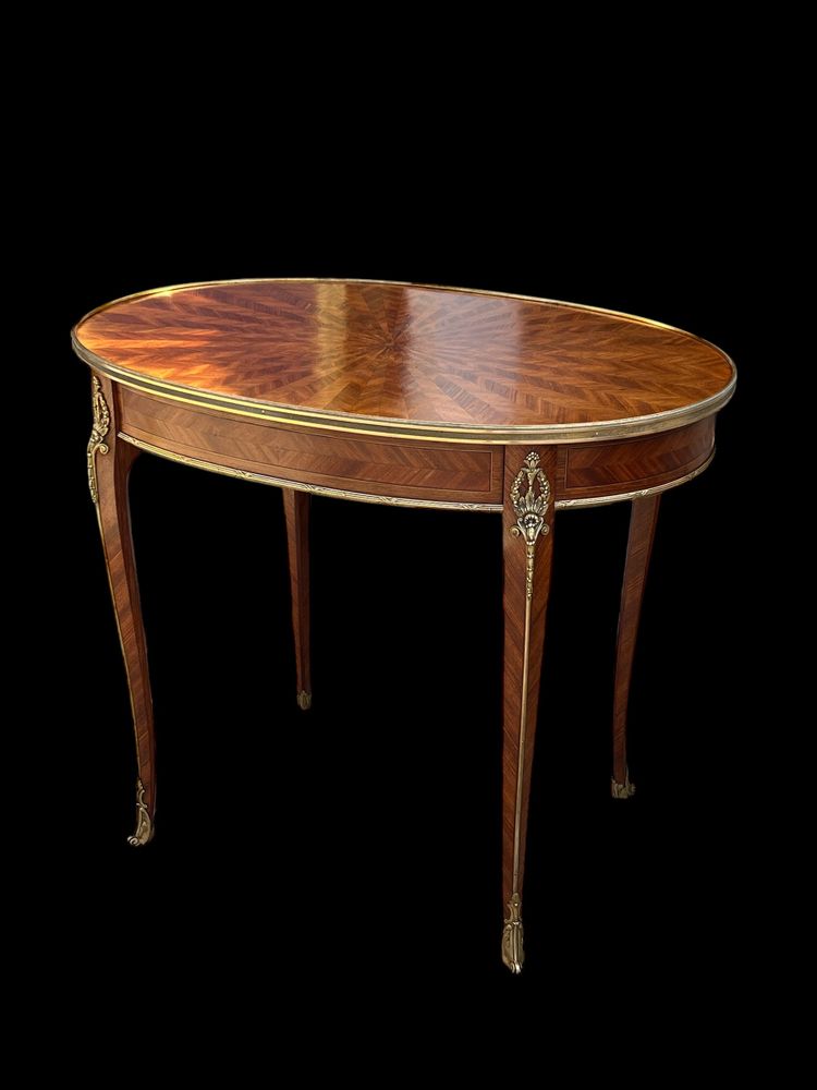 TABLE D'APPOINT DU XIXe DE STYLE LOUIS XV EN MARQUETERIE ORNÉ DE BRONZE DORÉ