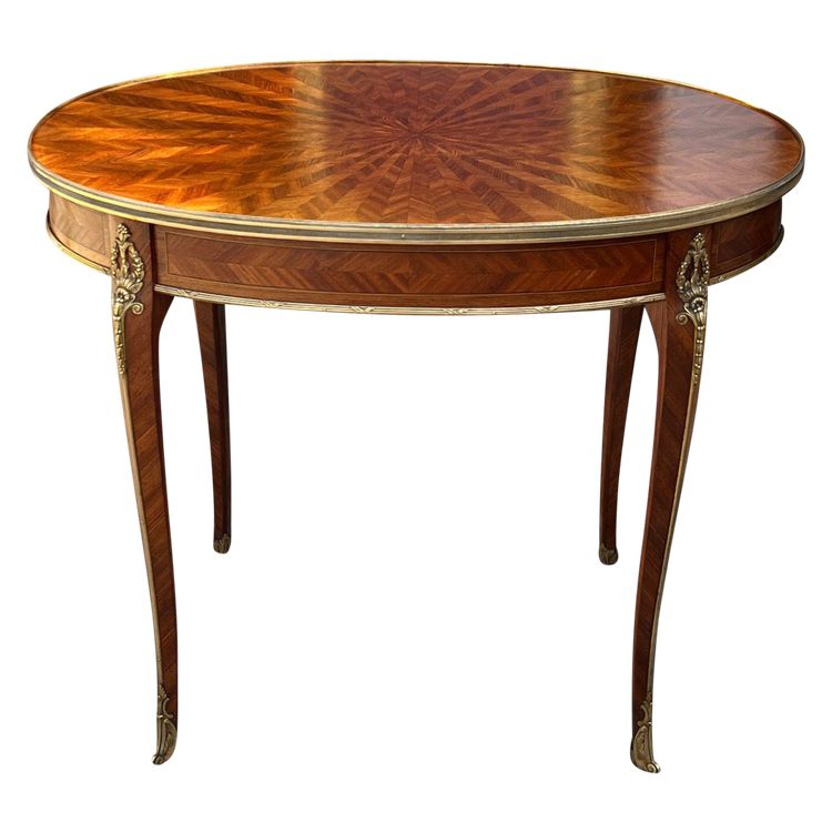 TABLE D'APPOINT DU XIXe DE STYLE LOUIS XV EN MARQUETERIE ORNÉ DE BRONZE DORÉ