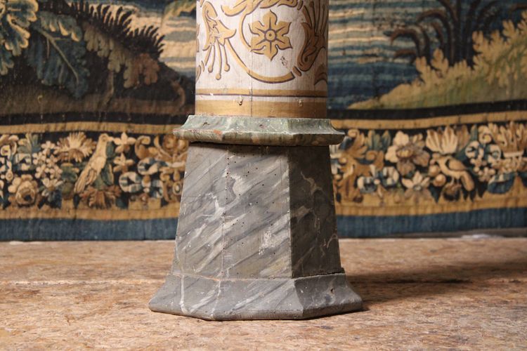  Colonne en bois peint à l'imitation du marbre, XIXe siècle. 
