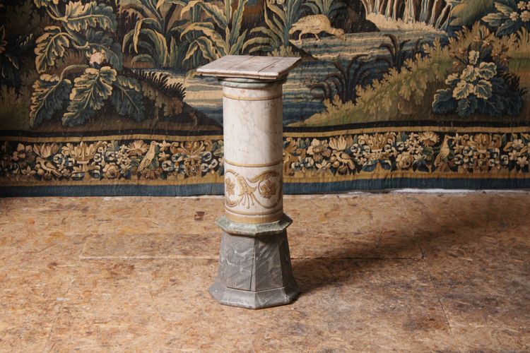  Colonne en bois peint à l'imitation du marbre, XIXe siècle. 