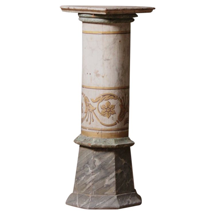 Colonne en bois peint à l'imitation du marbre, XIXe siècle. 
