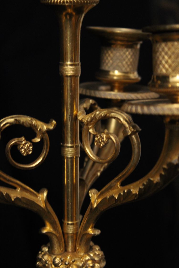 Paire de candélabres en bronze patiné et doré, à trois lumières, Epoque Restauration, XIXe 