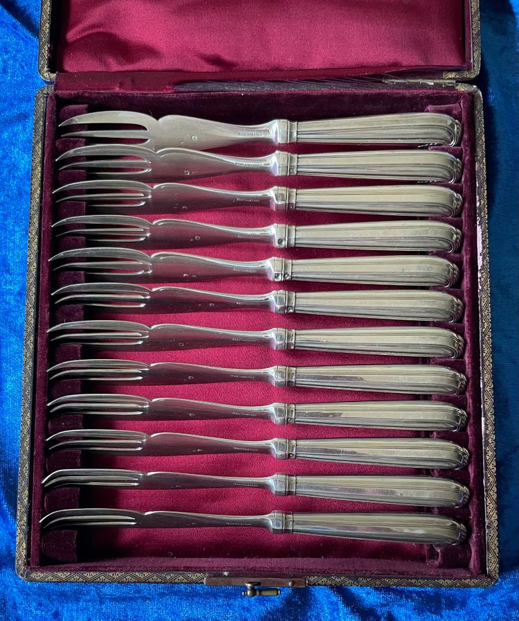12 fourchettes à melon Puiforcat argent massif.