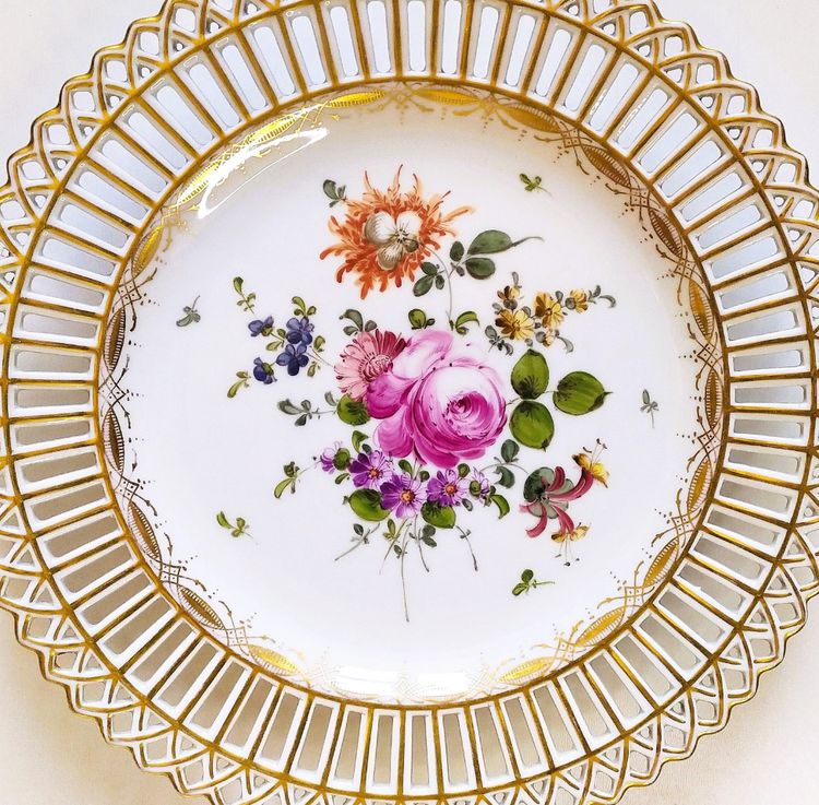 Assiette Porcelaine Ancienne Dresden Peinte à la Main Fleurs Bord Doré Circa 1900 Art de la Table