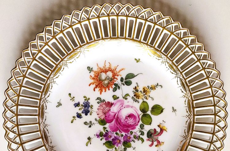 Assiette Porcelaine Ancienne Dresden Peinte à la Main Fleurs Bord Doré Circa 1900 Art de la Table