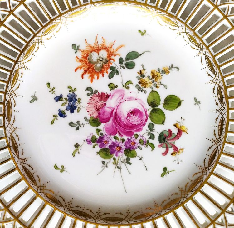 Assiette Porcelaine Ancienne Dresden Peinte à la Main Fleurs Bord Doré Circa 1900 Art de la Table