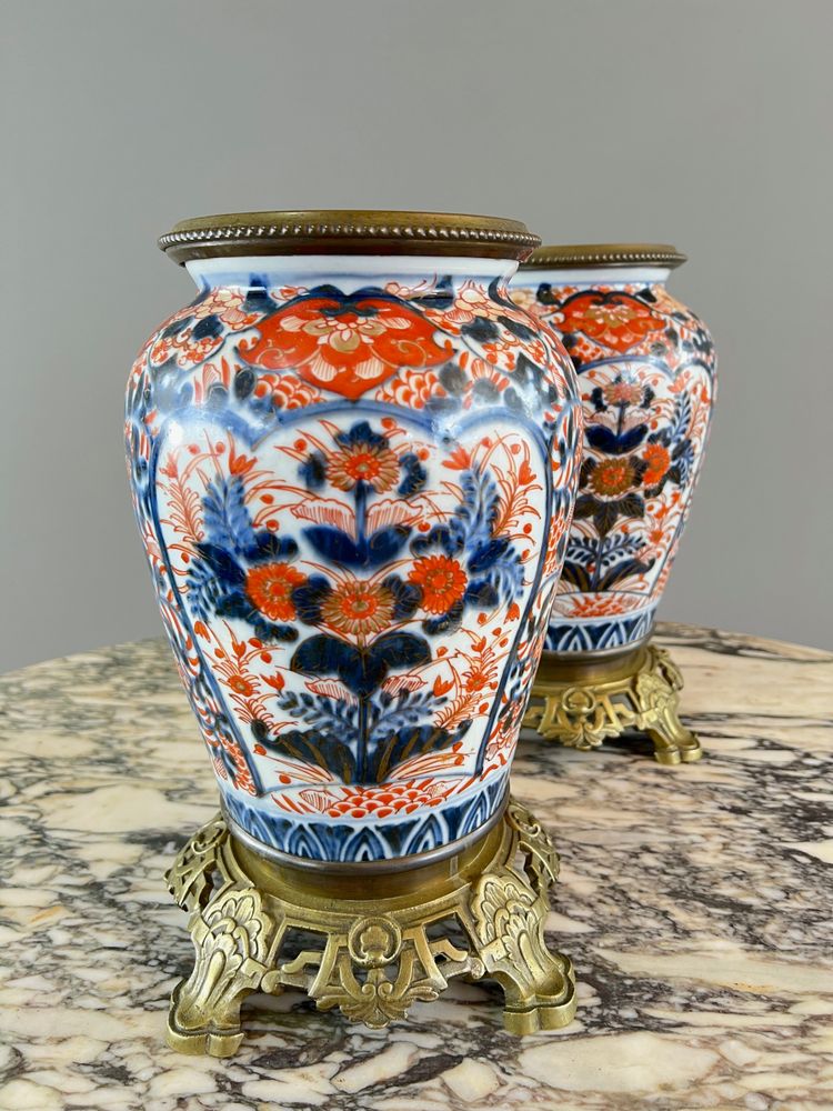 Coppia di vasi in porcellana stile Imari, XIX secolo