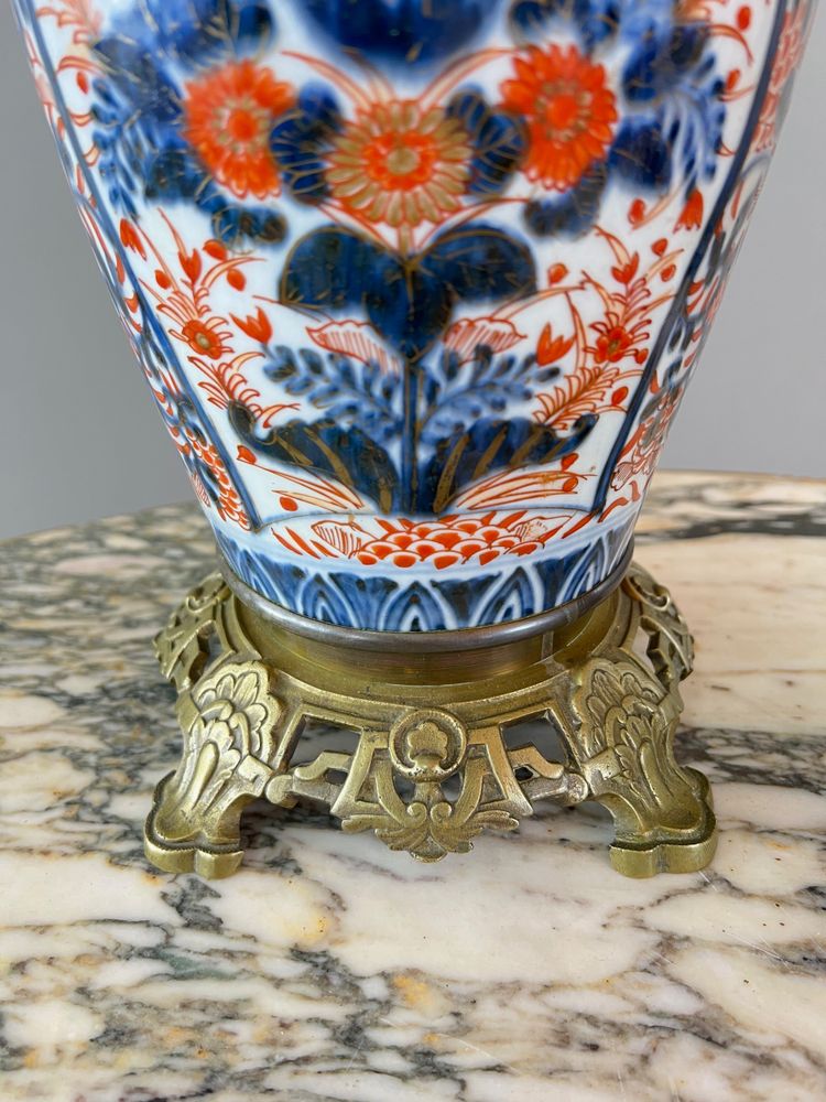 Coppia di vasi in porcellana stile Imari, XIX secolo