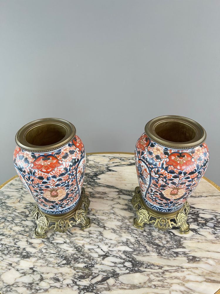 Coppia di vasi in porcellana stile Imari, XIX secolo